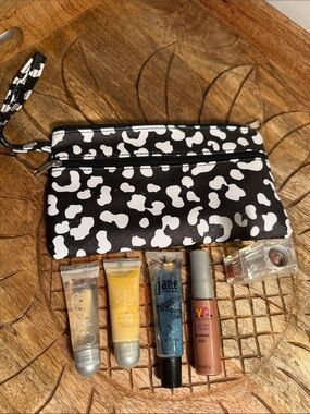 💄NWT Black and White Leopard Print Makeup Pouch with 5 Lip Glosses/Glitter Stick